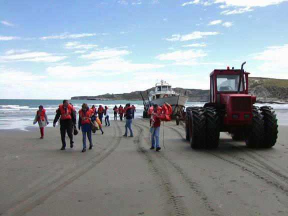 PuertoMadryn-Oct-2003-058-TractorTowingBoat1