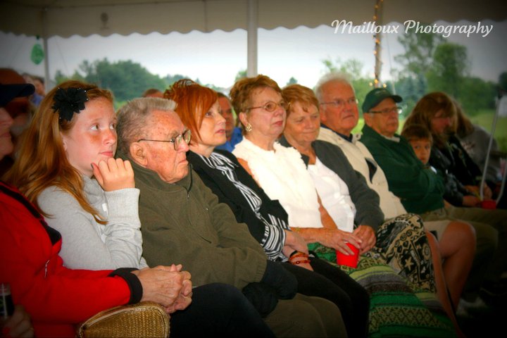 267637_195867943799275_4044881_n