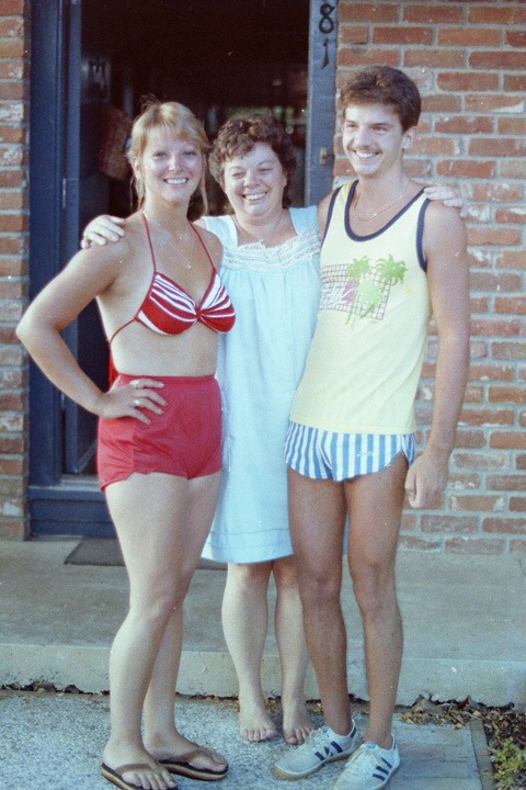 1983-auntroses